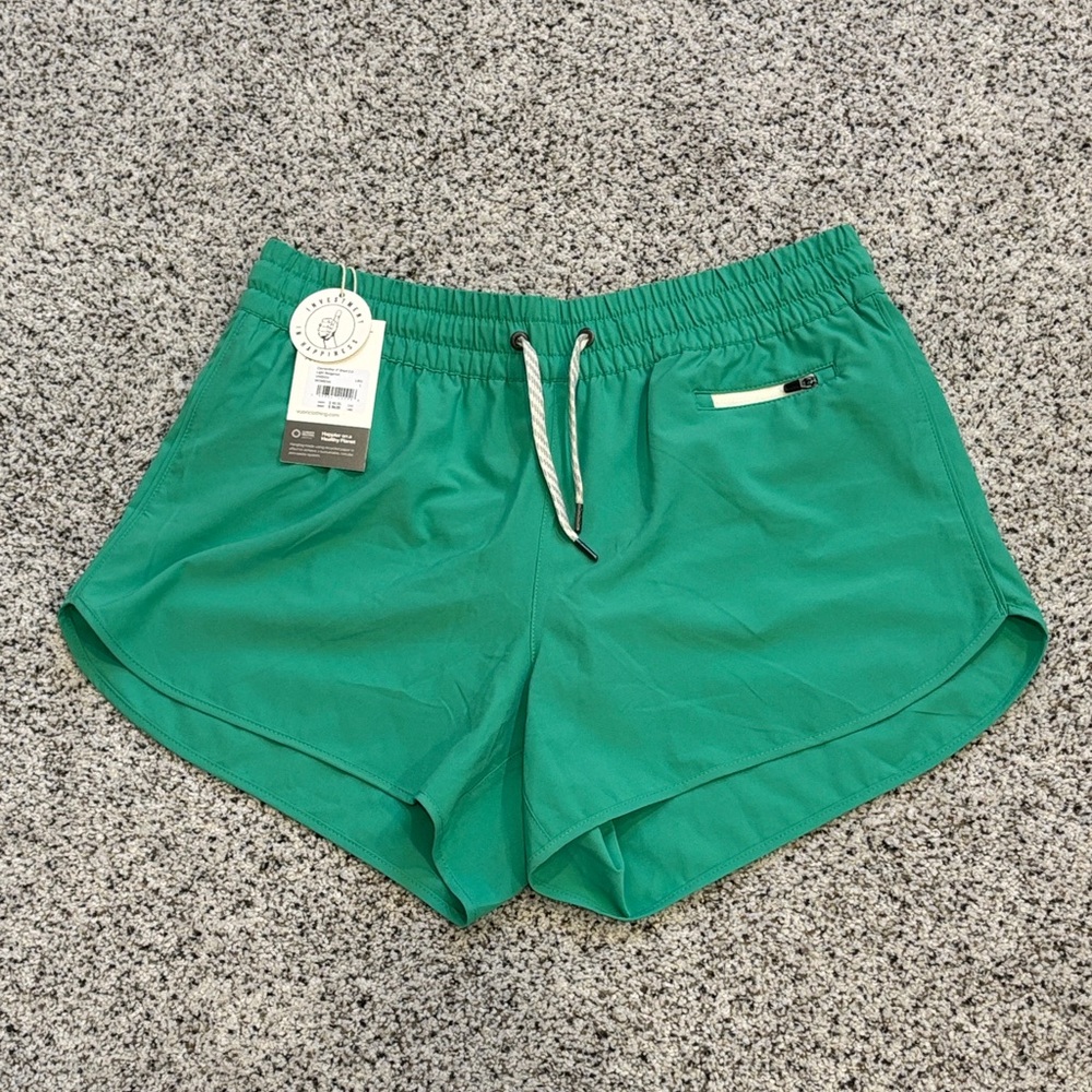 NWT Vuori Clementine 2.0, 4 inch women’s shorts, size large.  Light bergamot